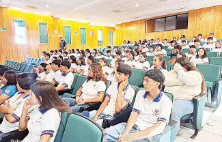 Alumnos de cuarto y sexto semestre asistieron a la conferencia impartida por Christian Lucas Rodríguez, del Cicbec