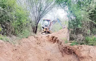 La alcaldesa de Castaños, Yesica Sifuentes Zamora, realizó una supervisión de los trabajos de rehabilitación del camino de acceso al ejido Dolores.