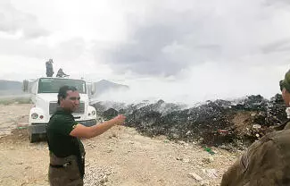 Elementos de Protección Civil y Bomberos continúan trabajando en las labores de enfriamiento para controlar por completo el fuerte incendio.