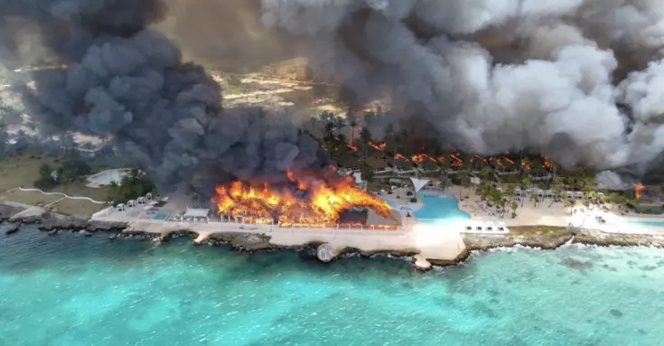 Un incendio en el exclusivo hotel Viva Wyndham Dominicus Beach dejó una turista fallecida y obligó a la evacuación de 1,700 personas en Bayahíbe.