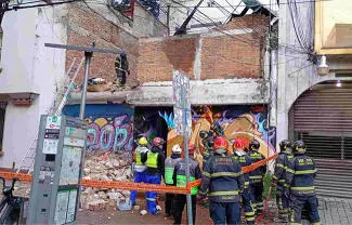 Una adulta mayor fue trasladada al Hospital Balbuena tras ser extraída de entre los escombros.