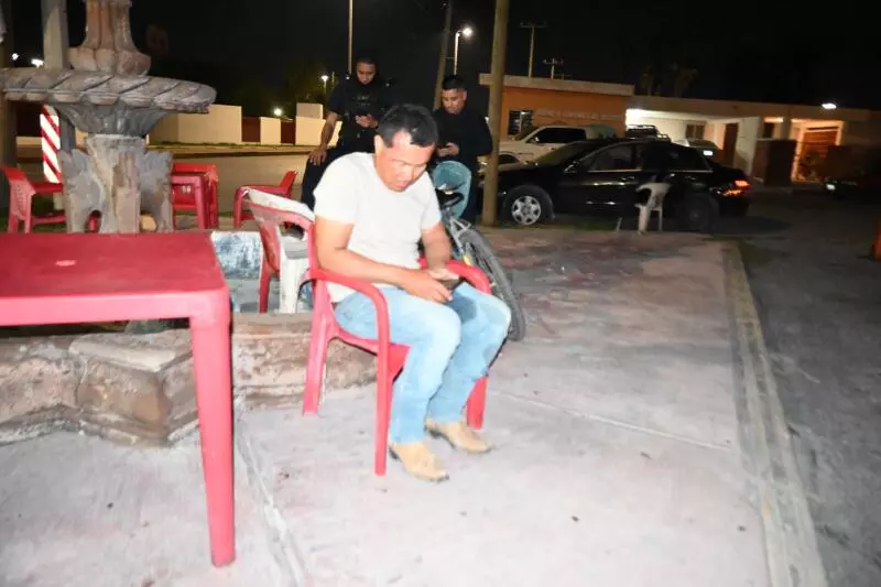 Testigos señalaron que el hombre caminaba con dificultad por el exterior del bar mientras buscaba la manera de trasladarse a su domicilio