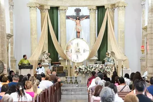 Al término de la celebración religiosa, los fieles se unieron para entonar Las Mañanitas a todos los padres presentes, en un ambiente de alegría y fraternidad que permitió resaltar la importancia de la figura paterna dentro de la comunidad.