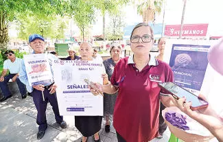 Integrantes del Grupo CALEB del Centro de Ayuda Universal en Monclova, buscan sensibilizar a las personas.