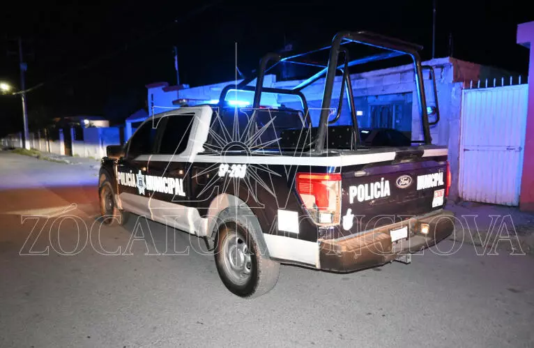 Los hechos ocurrieron cerca de las 23:00 horas en una vivienda ubicada en el cruce de las calles Francisco Sarabia y El Paso, donde familiares solicitaron apoyo de las autoridades.