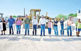 El alcalde Carlos Fernando Villarreal Pérez, encabezó el arranque de la obra de pavimentación de la calle San Francisco en la colonia Lupita Murguía.