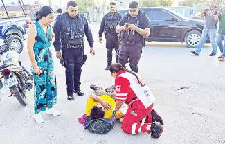 Un motociclista resultó lesionado luego de verse involucrado en un fuerte choque desigual contra una camioneta la tarde del martes.