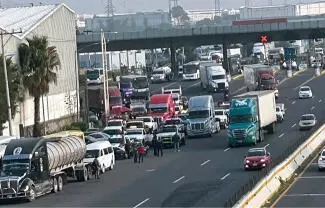 Transportistas se movilizaron a diversas casetas de la CDMX, como parte de un paro nacional para exigir solución a sus demandas