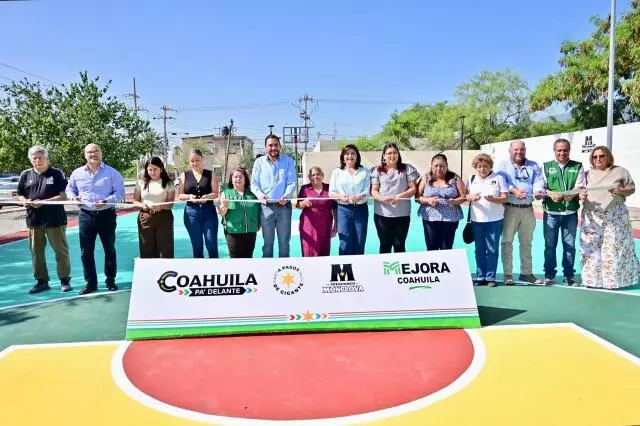 El alcalde de Monclova, Carlos Villarreal, llevó a cabo esta mañana la entrega de la rehabilitación de la plaza de la colonia Praderas del Sur, en 