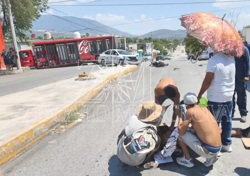 Tras el impacto, el motociclista salió volando varios metros, quedando sobre la carpeta asfáltica, siendo auxiliado por habitantes de la colonia Hipódromo