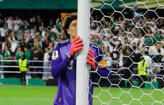 Al concluir el partido ante Chequia, el arquero fue levantado por sus compañeros y besó la portería.