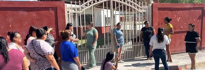 La inconformidad surgió cuando, según los padres de familia, el director informó una cantidad menor a la que realmente había sido otorgada por el municipio 