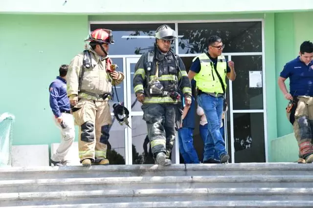 José Carlos Palafox, Subdirector de Protección Civil, informó que al momento del incidente no se encontraba ninguna persona dentro de los elevadore