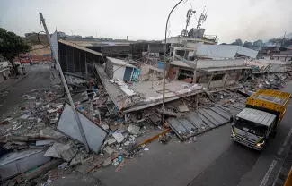 Las tareas de rescate avanzan lentamente, y hay cuerpos aún visibles bajo los escombros
