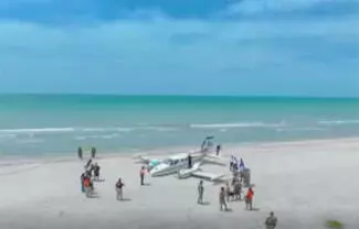 De acuerdo con los reportes, esta avioneta era tripulada por dos mujeres, tres hombres y los dos pilotos.