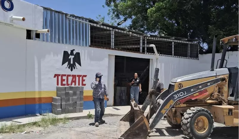 Vecinos del lugar aseguraron que la mañana del pasado 24 de junio vieron llegar maquinaria que comenzó a derribar el área de bodega de este local de venta de clamatos 