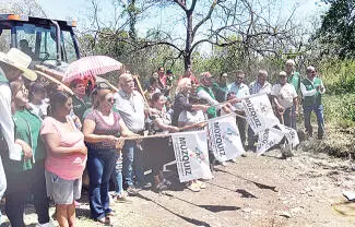 Laura Jiménez Gutiérrez, alcaldesa de Múzquiz, dio el banderazo de arranque de la obra de un puente que conectará a diversas colonias aledañas al
