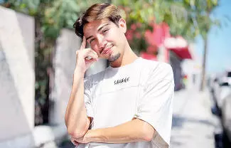 La primera vez que Humberto Sarabia decidió cantar en los camiones -hace 3 años-, le temblaban las piernas.