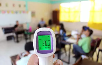 No todas las escuelas cuentan con minisplit o un sistema electrónico que pueda soportar que los aparatos de aire estén encendidos