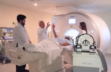 La tecnología Focused Ultrasound emite ondas de ultrasonido a regiones específicas del cerebro, a fin de reducir síntomas como el temblor
