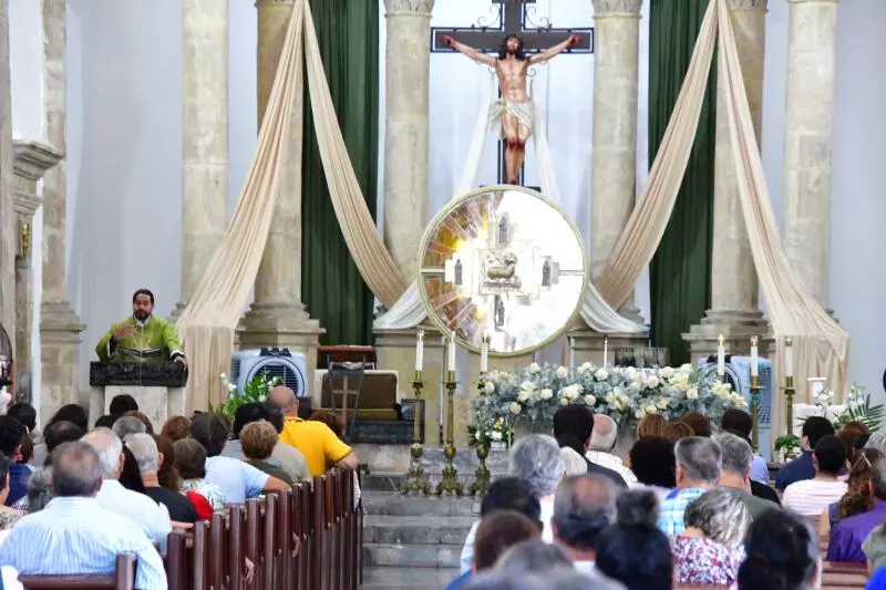 El párroco Monseñor Néstor Martínez exhortó a los fieles a fortalecer su fe, recuperar los valores familiares y mantener a Dios por encima de cualquier bien material o afecto terrenal.