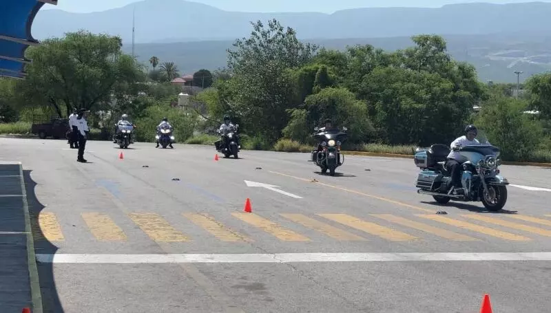 El instructor explicó que cada 15 días realizan prácticas enfocadas en el correcto manejo de la motocicleta, donde los participantes aprenden técnicas de conducción, seguridad vial y el uso adecuado del equipo de protección.
