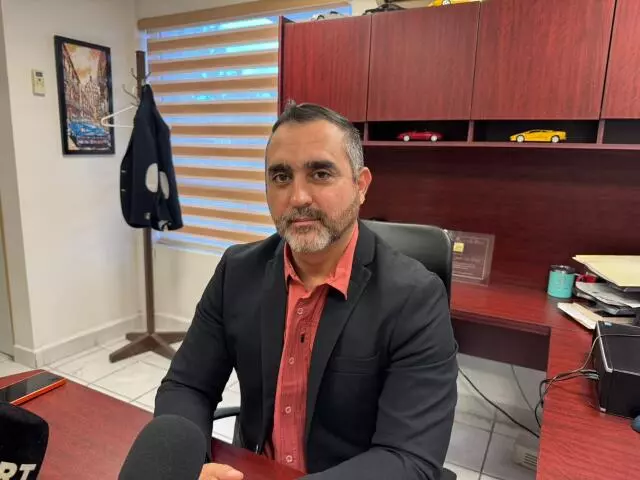 De acuerdo con el marco legal vigente en Coahuila, el abandono de personas, particularmente de menores de edad o personas incapaces de cuidarse a sí mismas, se castiga en el Código Penal estatal con penas de uno a tres años de prisión