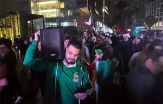 Casi un centenar de seguidores del Tri se reunieron afuera del hotel de concentración del equipo sudamericano en Santa Fe