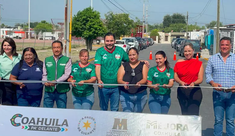 El alcalde de Monclova, Carlos Villarreal Pérez, entregó la obra de recarpeteo de la calle Río Sabinas, de la colonia La Ribera, con una inversión cercana a 1 millón 900 mil pesos.