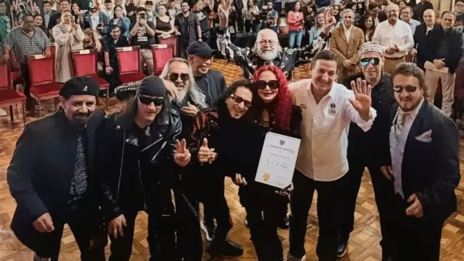 El cantante y su banda recibieron la distinción Huéspedes Ilustres por 40 años de visitas