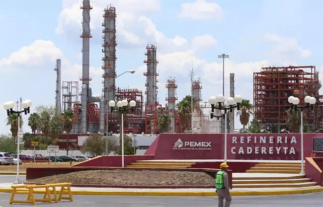 Falla en refinería de Cadereyta frena abasto de combustible en Saltillo