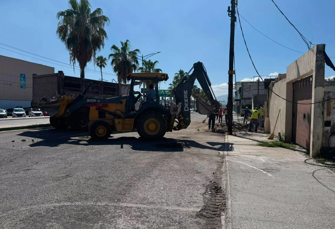 Personal de Servicios Primarios del Municipio concluyó los trabajos de limpieza en el Bulevar Juárez, para abrir la vialidad en la que los fuertes v