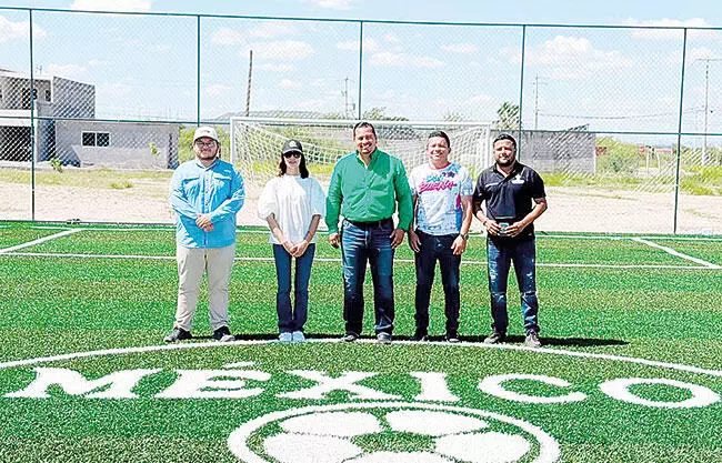 El alcalde Javier Flores Rodríguez realizó un recorrido de supervisión en las nuevas canchas deportivas que se construyen en la colonia Solidaridad