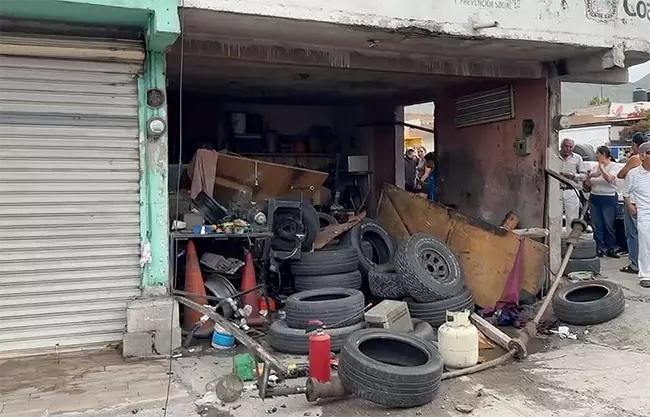 Explosión en vulcanizadora de Saltillo deja una persona sin vida y dos heridos graves