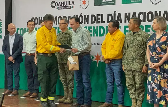 Con bono económico, Manolo Jiménez festeja a brigadistas forestales de Coahuila