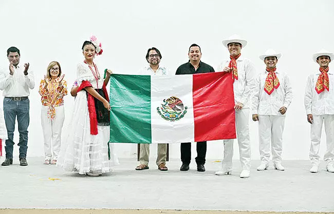 El alcalde Javier Flores Rodríguez encabezó el abanderamiento de los integrantes del Ballet Folclórico Meztli.