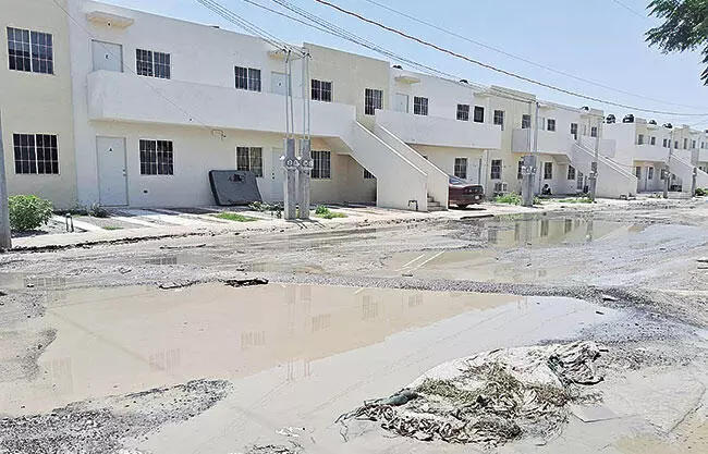 El Gobierno Federal construyó las Viviendas del Bienestar sobre el área conocida como el pantano en Colinas de Santiago, pero no resolvió la proble