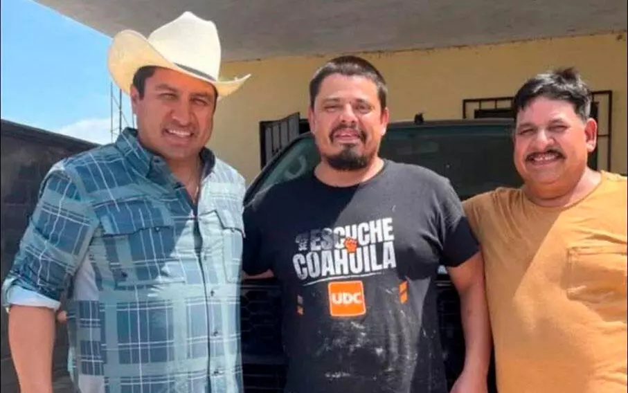 Previo a su visita, el cantante del regional mexicano fue visto en el municipio de San Buenaventura, donde hizo una parada en un conocido puesto de ta