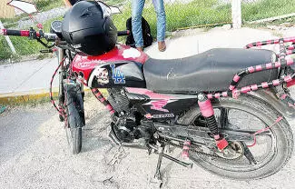 Dos jóvenes con molestias físicas y daños materiales, fue el saldo