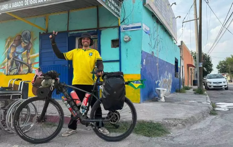 Zatara, joven ciclista de 28 años, originario de Brasil, salió de su país y lleva un año y cuatro meses pedaleando 15 mil kilómetros por México.