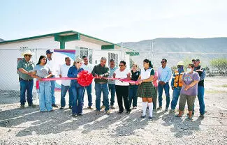El alcalde Víctor Manuel Leija Vega encabezó la entrega de la obra de construcción de la barda perimetral de la preparatoria del ejido Tanque Nuevo