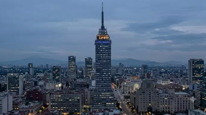 Un video de la Torre Latinoamericana comenzó a circular con fuerza en redes sociales, mostrando el rascacielos iluminado con una frase que caló hondo en la afición: “¿Y SI SÍ?”.  
