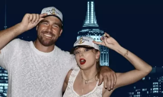 El encargado de casar a la pareja fue Adam Sandler, además los recién casados vistieron de Dior y los padrinos de la boda fueron los hermanos de Tay
