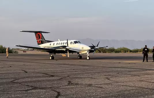 Documentos del FBI describen las modificaciones realizadas al Beechcraft King Air que llevó a “El Mayo” Zambada y a Joaquín Guzmán López a Nuevo México, mientras persisten las dudas sobre quién estuvo a los controles de la aeronave