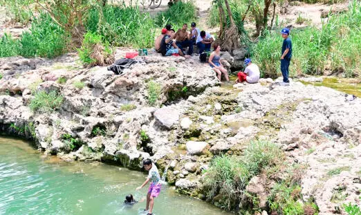 El intenso calor que se registra en Monclova y en los municipios de la Región Centro orilló a algunos habitantes a buscar alivio en las aguas del río Monclova, convertido en los últimos días en un punto de reunión improvisado.