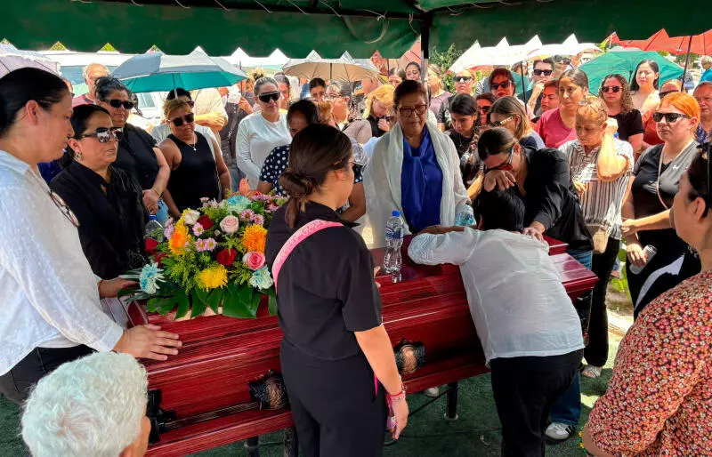 Las muestras de afecto también llegaron de sus amistades más cercanas, quienes entre llanto y abrazos le dedicaron un emotivo adiós.