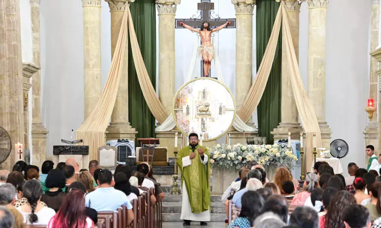 El vicario recordó las palabras de San Agustín, quien afirmaba que el corazón del hombre no encuentra descanso hasta llegar a Dios, y explicó que la fe también implica buscar comprender los designios del Señor con un corazón sencillo y humilde.