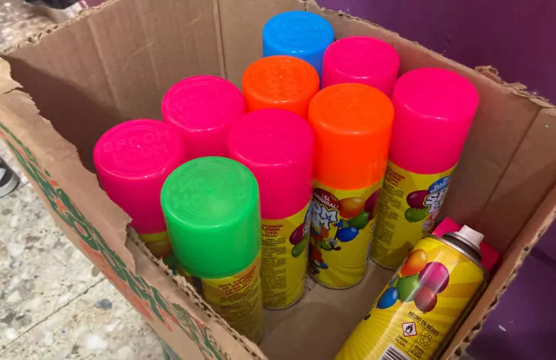  La venta de espuma en aerosol aumentó notablemente durante estos últimos días debido a las celebraciones de fin de cursos en las escuelas y al entusiasmo que ha generado el Mundial.