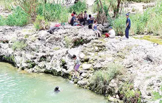 El Charco Azul continúa siendo uno de los lugares favoritos para quienes buscan un momento de recreación en contacto con la naturaleza