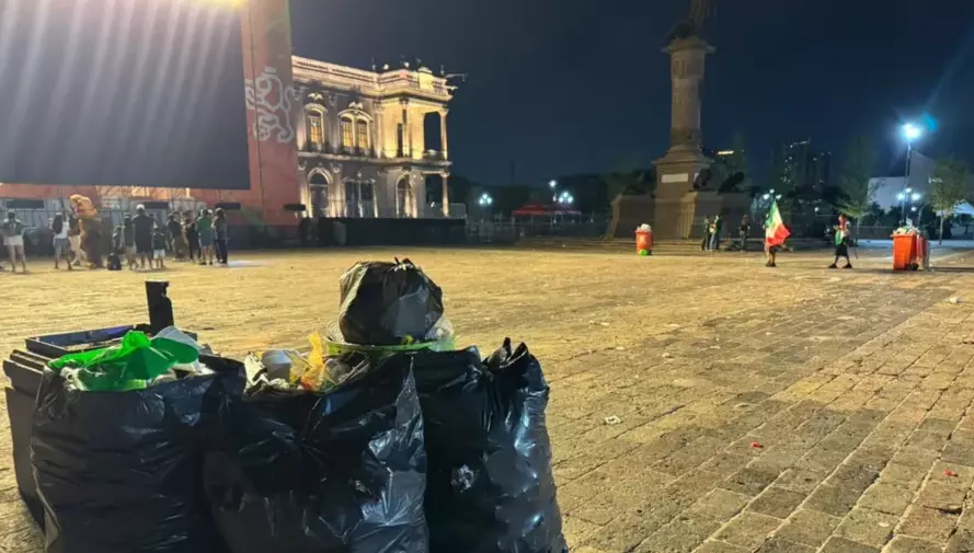 En redes sociales circula un video en el que se observa a un grupo de aficionados mexicanos recogiendo la basura tras los festejos. 